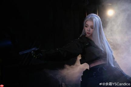 余霜COS《暗区突围》美图 白发侧颜超美丽