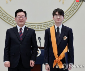 传奇电竞选手Faker获青龙勋章 韩国总统亲自颁发