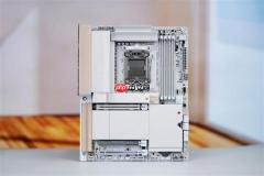 实木+皮革都用上了！技嘉木雕X870E AERO X3D WOOD主板图赏