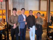 黄仁勋打卡北京王府中环半山腰品尝云南菜 黑衣白裤造型松弛
