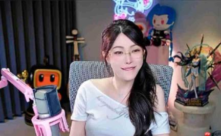 周淑怡直播玩影游《男神模拟器》 尺度太大了