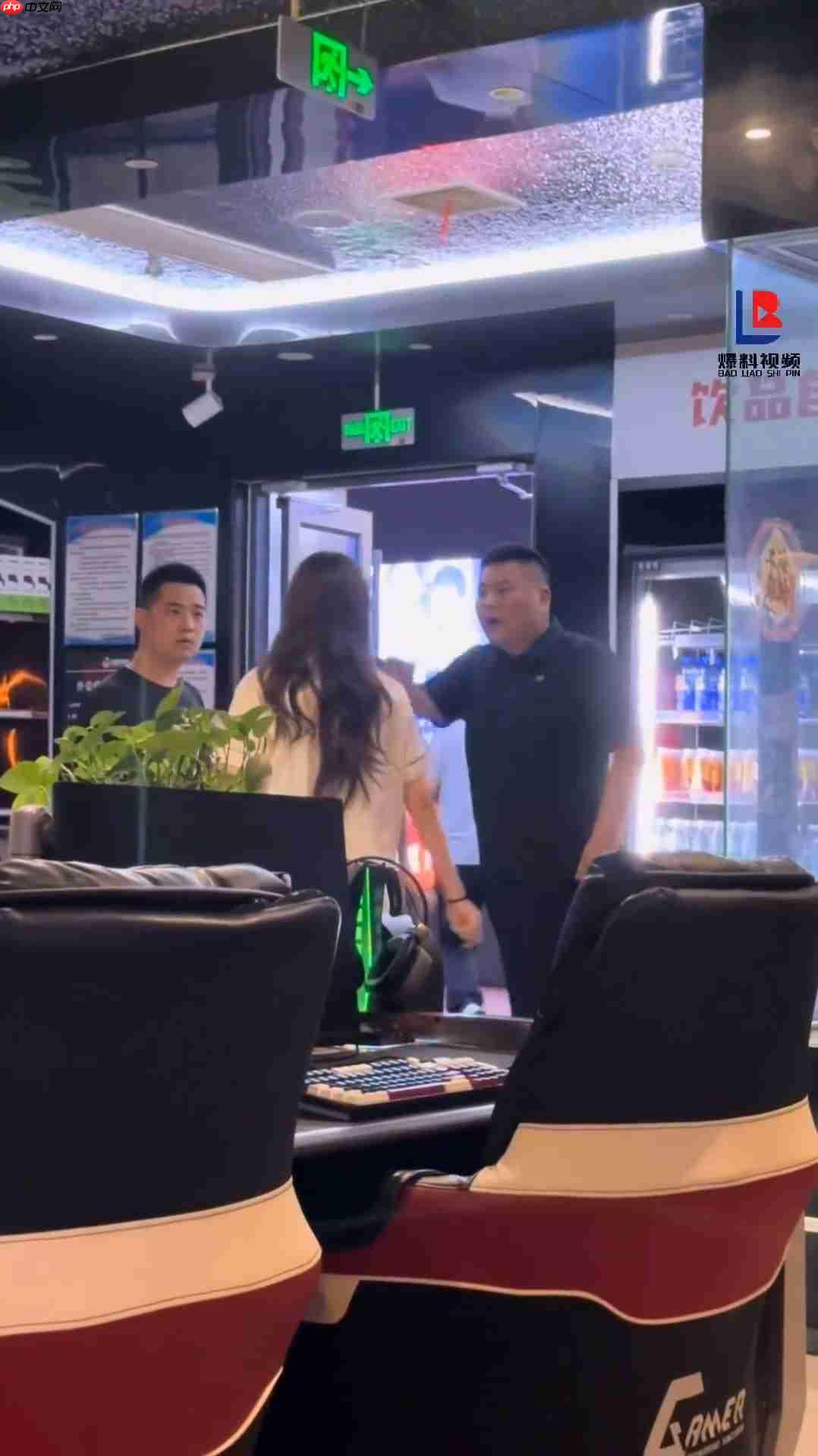 女子网吧玩游戏时疑似开挂 被网吧老板赶出去