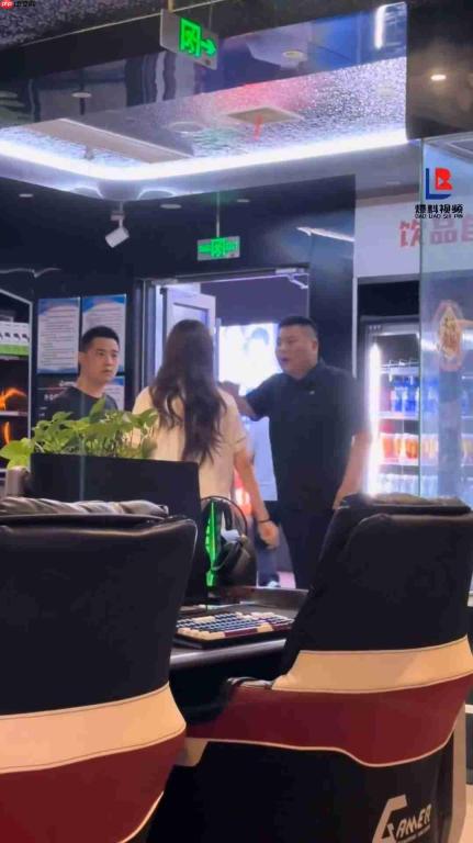 女子网吧玩游戏时疑似开挂 被网吧老板赶出去