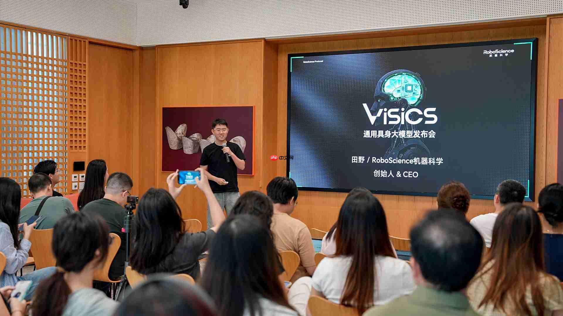 RoboScience机器科学发布Visics通用具身大模型,实现跨本体、跨物体、跨任务|最前线