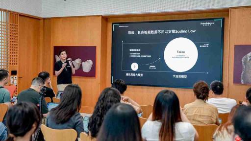 RoboScience机器科学发布Visics通用具身大模型，实现跨本体、跨物体、跨任务｜最前线
