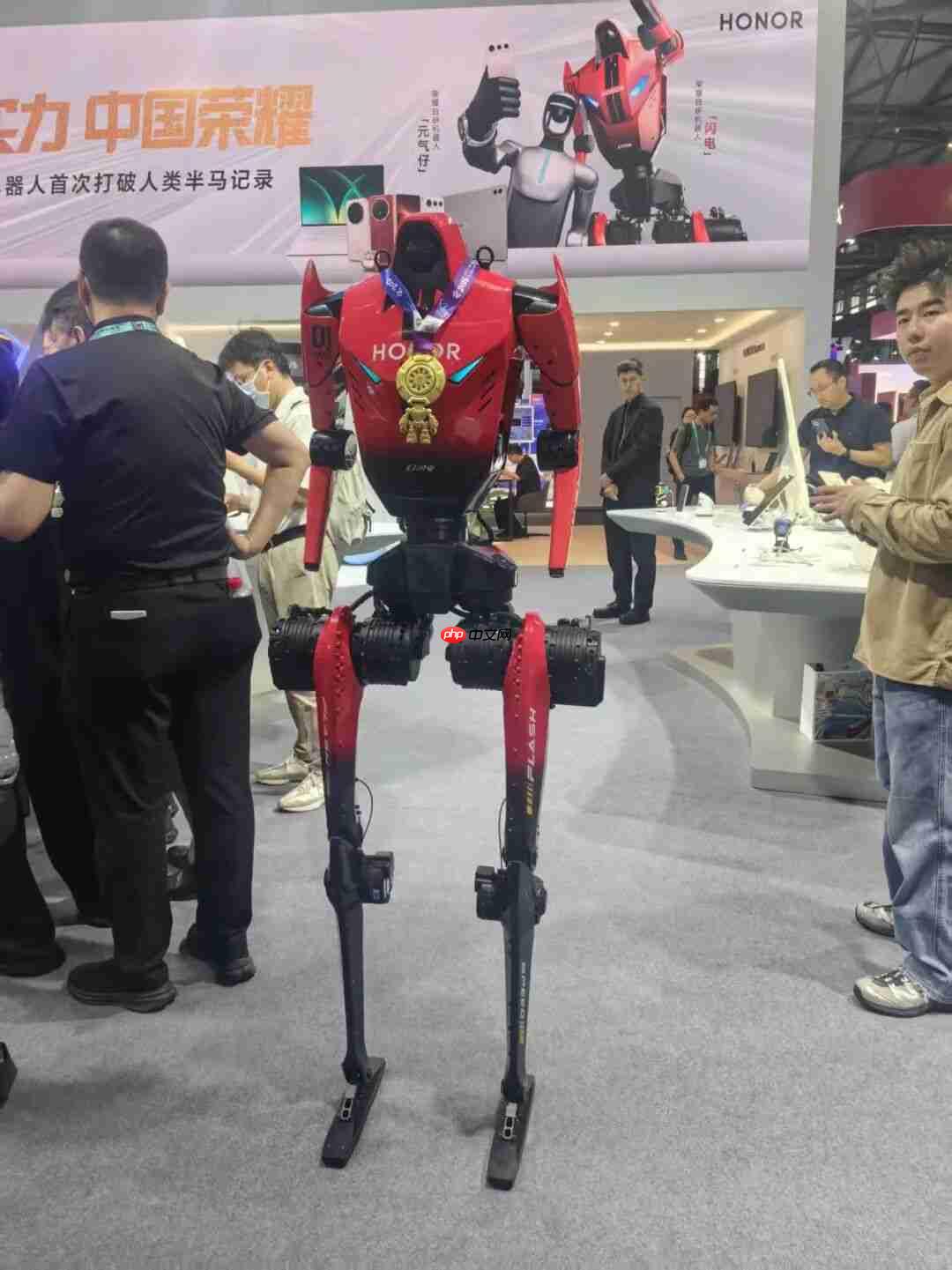 人形机器人降至万元级,上半年具身智能融资超460亿元