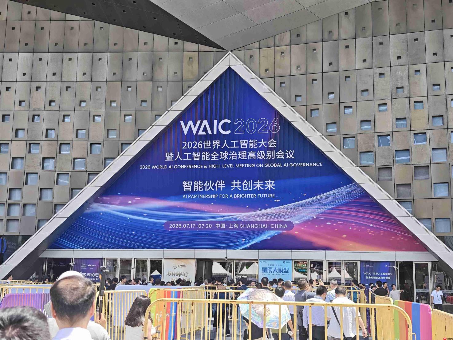 10万步暴走WAIC，10个问题看懂AI产业下一程：从聊天，到抢「身体」干活