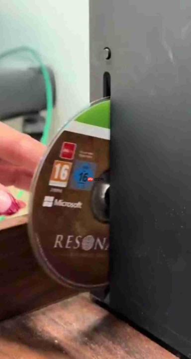 《共鸣：瘟疫传说传承》Xbox实体不含完整游戏 官方开箱还把光盘插反