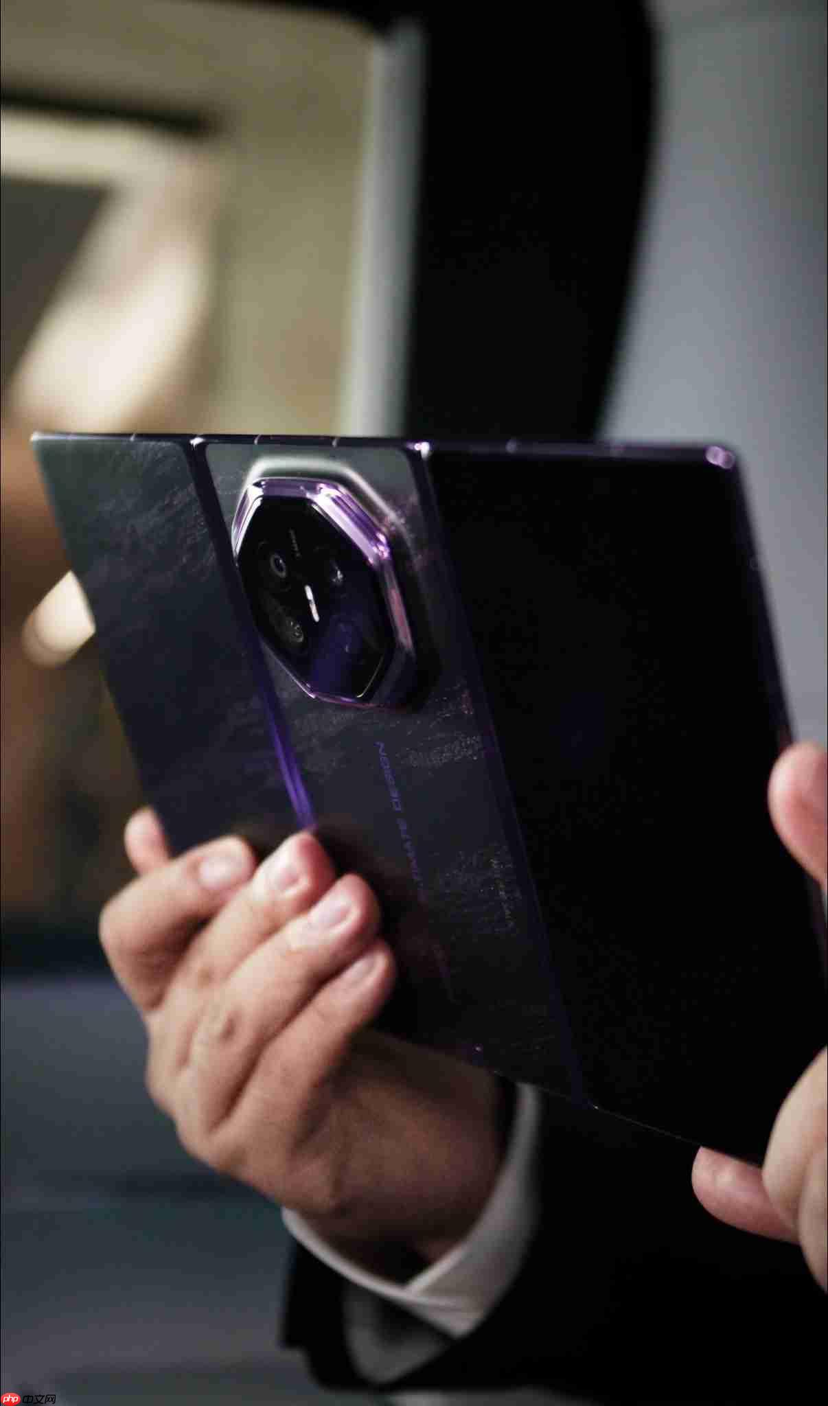 真机曝光!华为Mate XT 2 非凡大师全新三折叠形态释放行业新信号