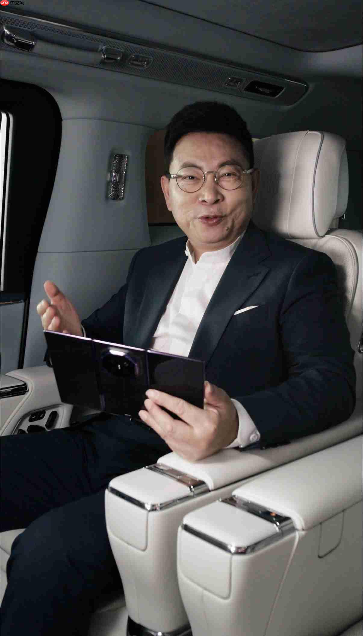 真机曝光!华为Mate XT 2 非凡大师全新三折叠形态释放行业新信号