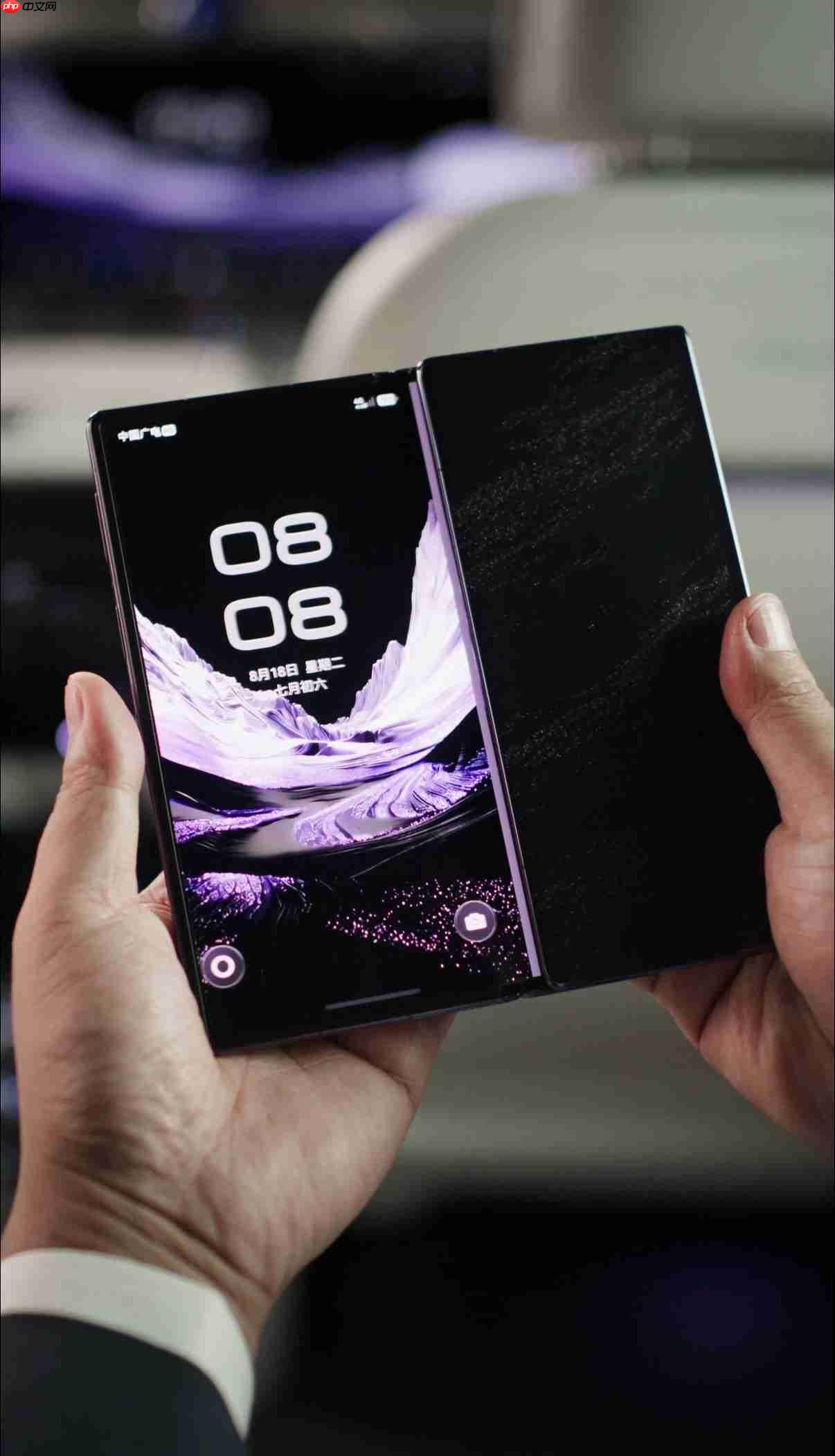 真机曝光!华为Mate XT 2 非凡大师全新三折叠形态释放行业新信号