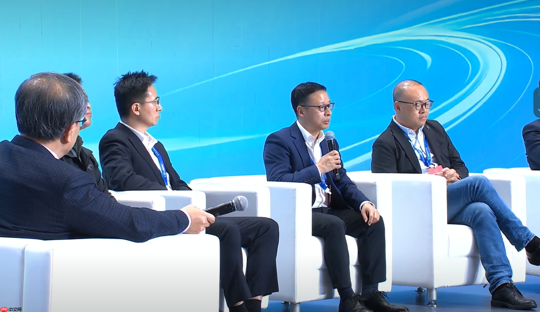 华为公司高级副总裁、引望公司CEO靳玉志表示，华为乾崑会坚持做智能网联汽车行业的“电子螺丝钉”