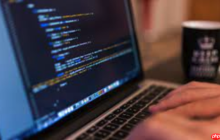 如何利用Wireshark等工具抓取并分析网络数据包以排查问题？