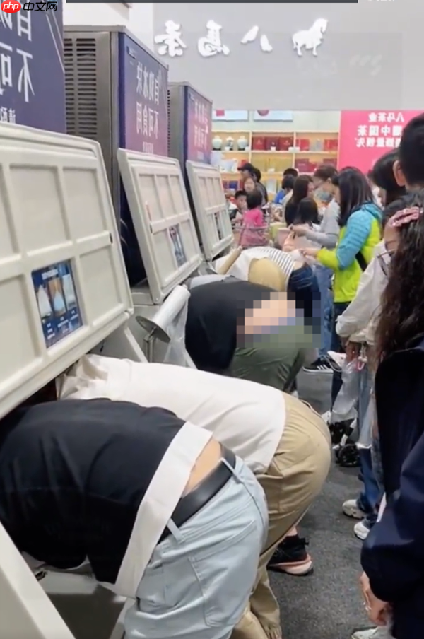 一女子脚踩取冰机内取冰 山姆回应：定期消毒 已正常使用