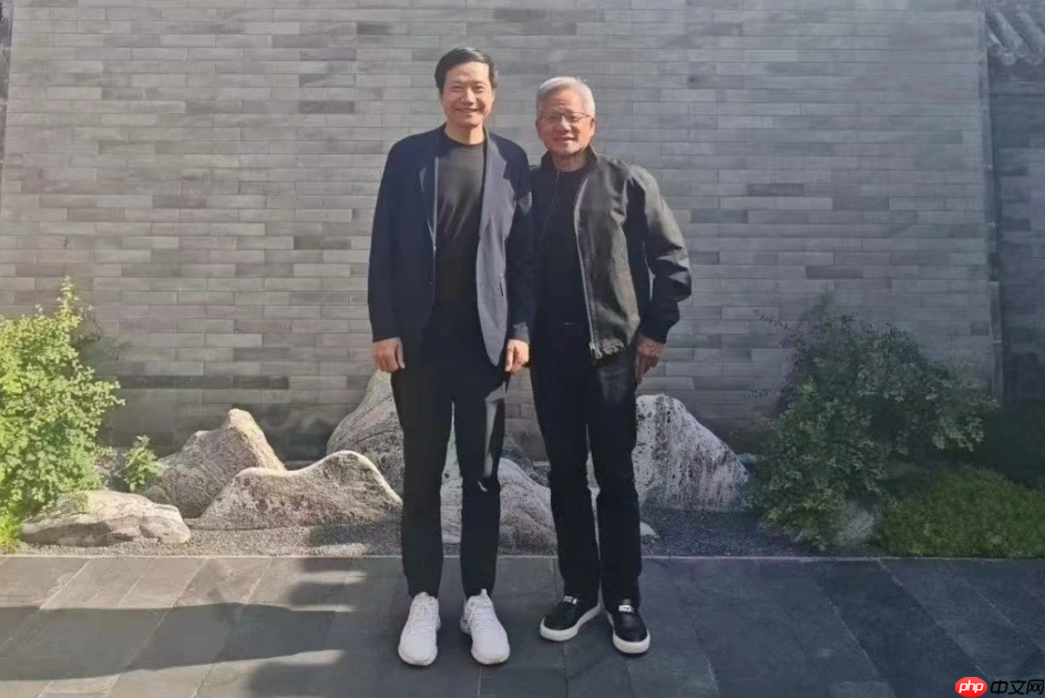 黄仁勋和雷军在小米 SU7 Ultra 旁合影曝光