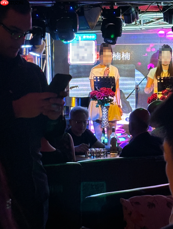 身价千亿的黄仁勋现身北京什刹海：与小姐姐合影 酒吧小酌聊天