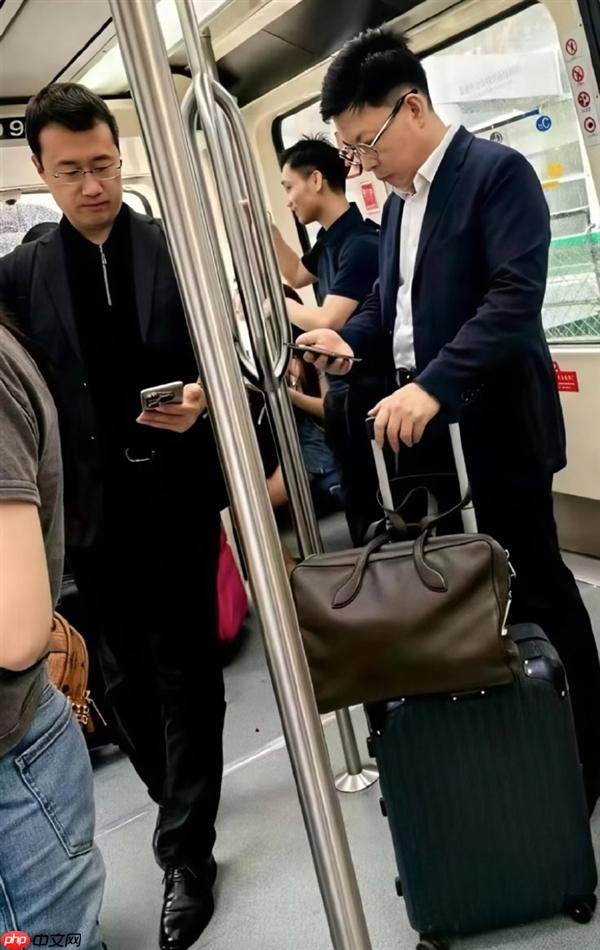 网友机场摆渡车偶遇余承东、何刚:自己拿行李箱 专注看手机