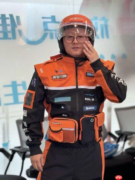 淘宝闪购骑手新工装曝光：印满阿里系品牌 logo，成“行走的广告牌”