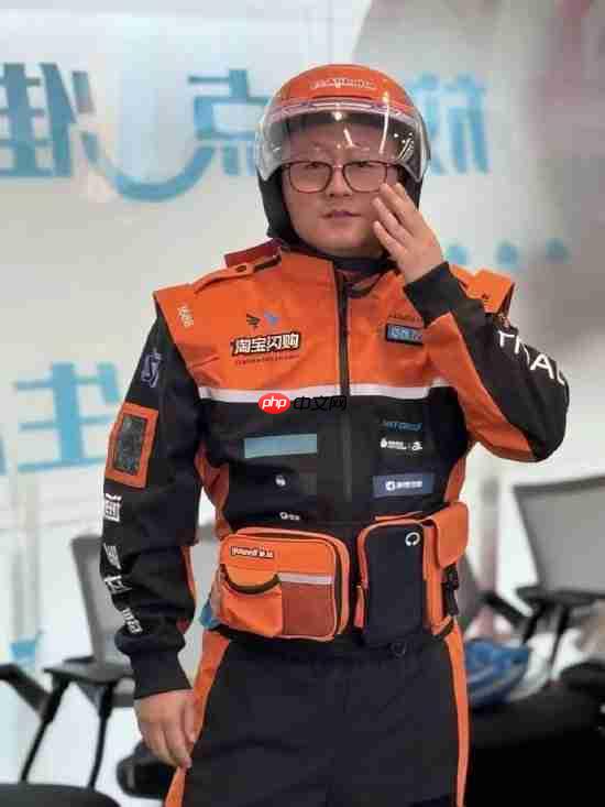 淘宝闪购骑手新工装曝光:印满阿里系品牌 logo,成“行走的广告牌”