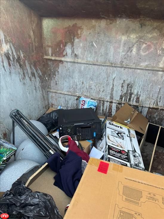 玩家在垃圾堆里捡到10年前配置主机!清理后竟还能用