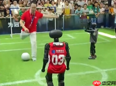 周鸿祎与机器人拼球技:想带球突破 被机器人抢断!