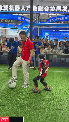 周鸿祎跟机器人踢足球 网友:国足希望就寄托到机器人身上了