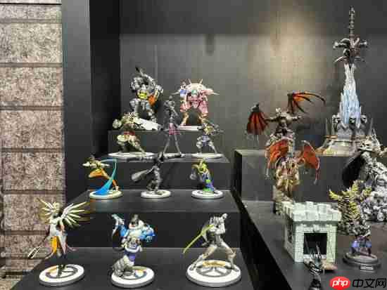 暴雪CJ展台超长雕像墙返图 更有多位美女Coser!