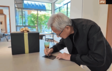 英伟达将为人形机器人推"新大脑"！黄仁勋亲笔签名预告贺卡