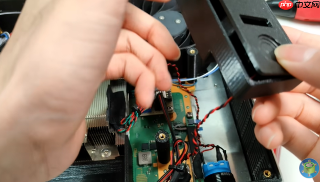 动手高玩展示自带屏幕魔改PS5 仅重2.8Kg手提可走