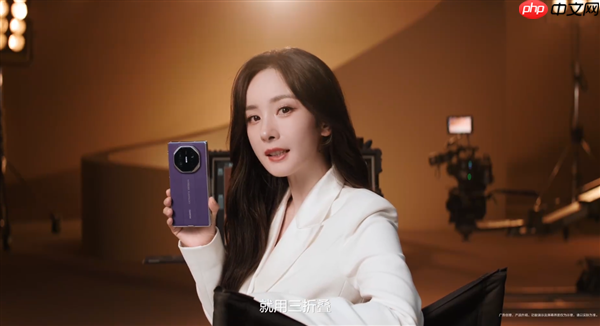 杨幂首次展示华为Mate XTs非凡大师新配色:三折叠 怎么折都全面