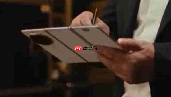 余承东展示华为Mate XTs非凡大师真机：新增白色 支持手写笔