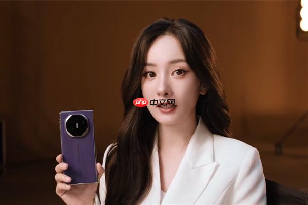 杨幂上手华为Mate XTs非凡大师：改文件看文件像用电脑一样
