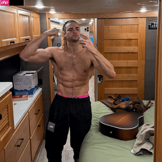 《街头霸王》真人电影肯演员晒幕后照 一身腱子肉确实帅！