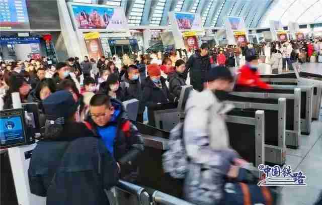 开售即秒光?抢票软件成功概率更高?铁路12306回应热点问题