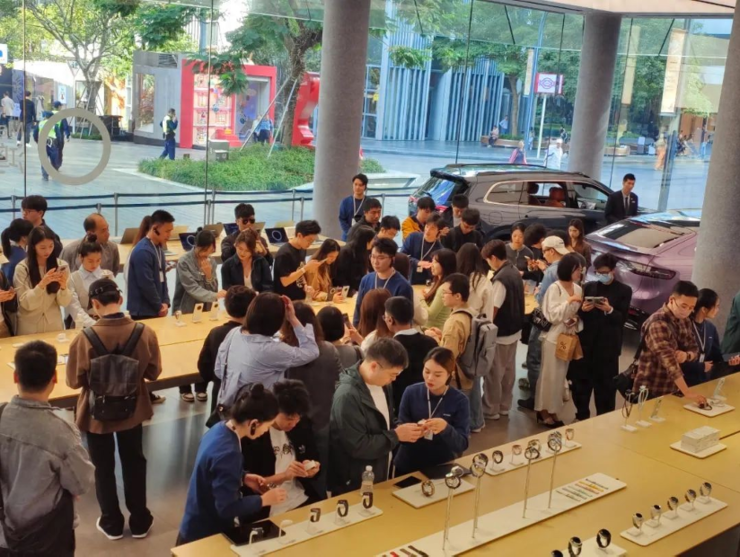 顶尖工艺打造,华为Mate 70 RS 非凡大师:皓白新姿定义高端巅峰美学