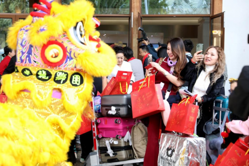 “灵蛇贺三亚 温暖中国年”三亚春节狂欢引爆旅游热潮