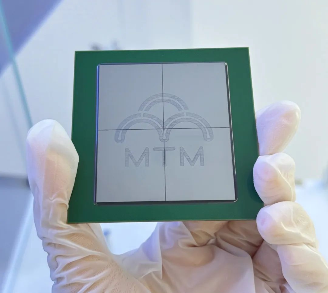 越摩先进首颗超大尺寸玻璃基板样品完成试制