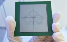 越摩先进首颗超大尺寸玻璃基板样品完成试制