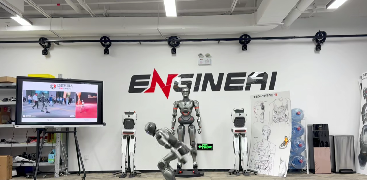 中国人形机器人再获突破 全球首例完成前空翻特技