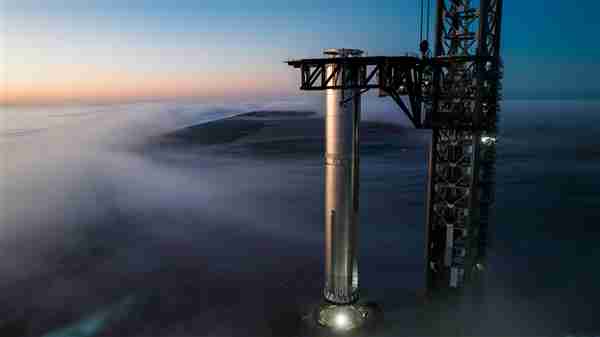 SpaceX星舰超重型助推器抵达发射台，为第八次试飞做准备