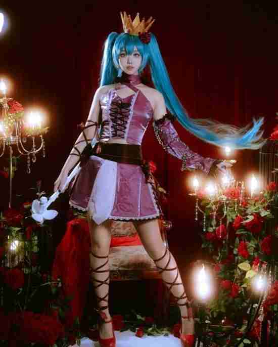 韩妹COS初音未来 丝袜胶衣大展偶像身材