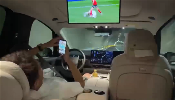 一理想MEGA隧道内开启NOA智驾 驾驶员躺平玩手机