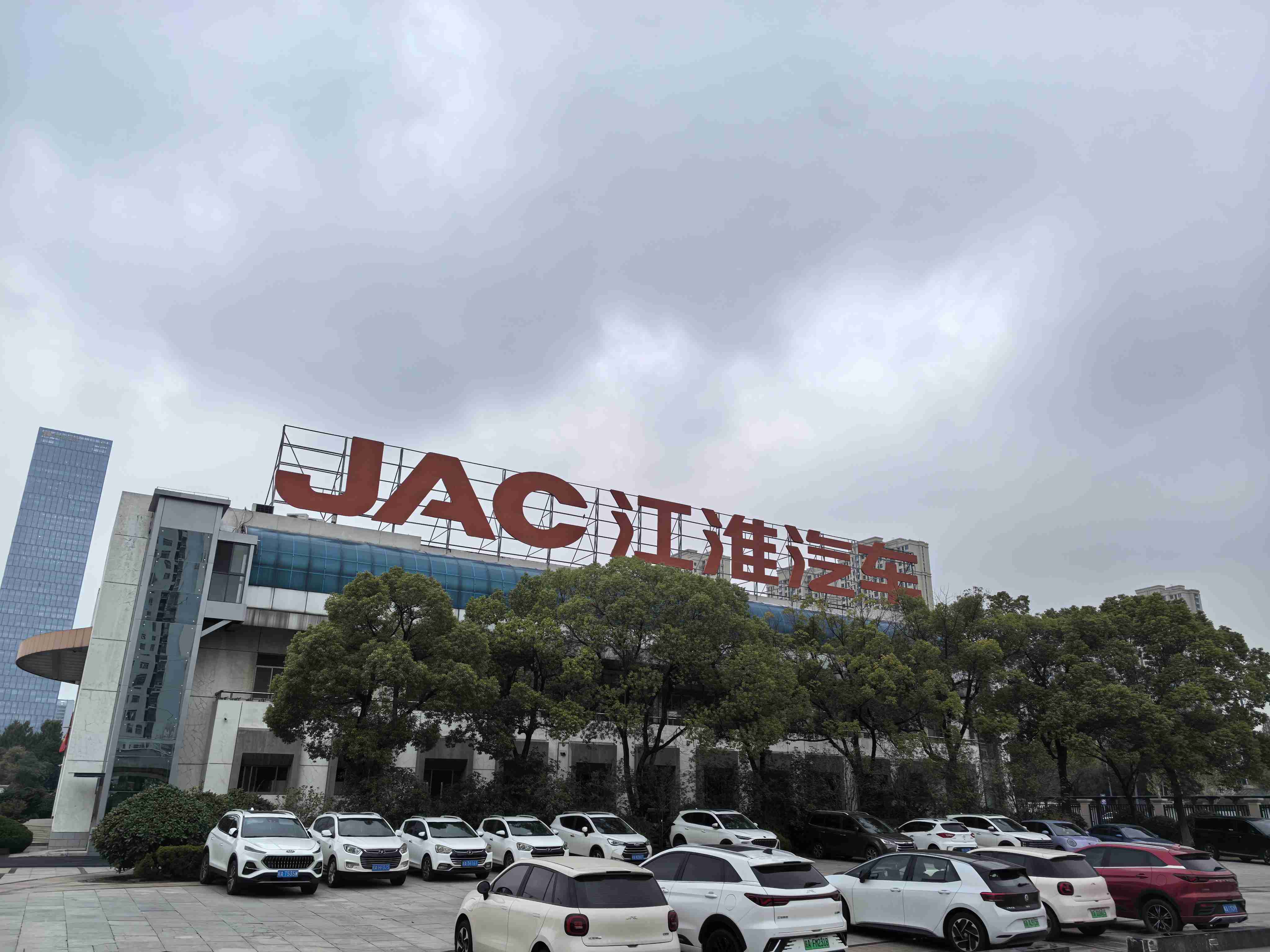 江淮汽车2024年实现营收422.02亿元，同比下降6.25%