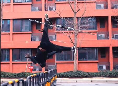 大神用科技实现“万剑归宗”名场面 网友：太酷啦！