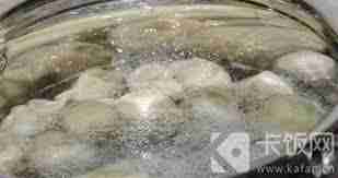 煮饺子时加什么防止饺子粘皮-煮饺子防止粘皮要加啥