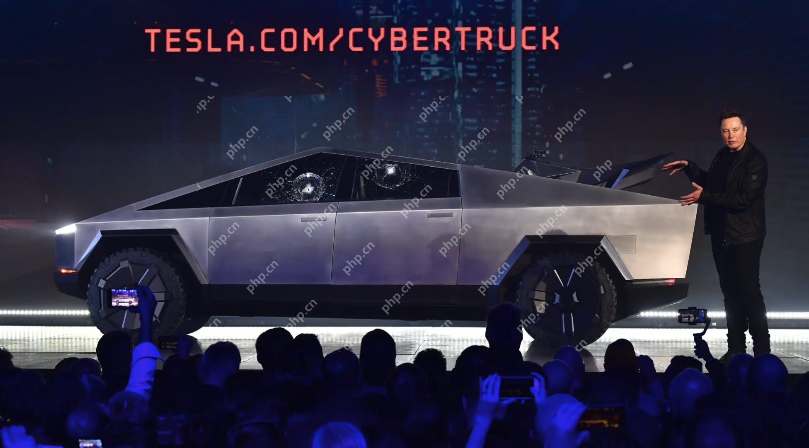 能当船用、螃蟹式行驶？马斯克对Cybertruck的五大承诺全都落空