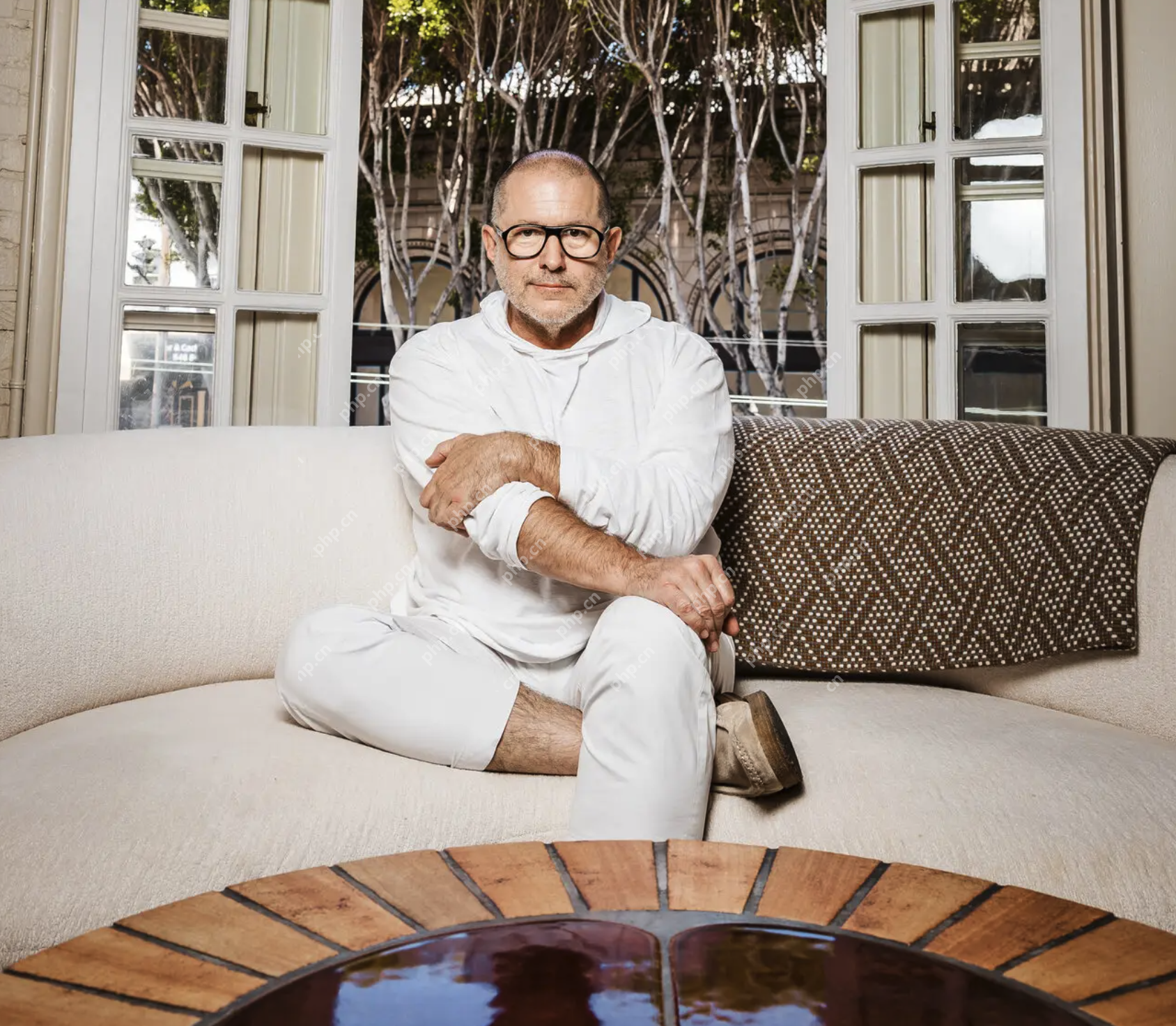 乔布斯老搭档牵手OpenAI，iPhone真会被淘汰吗？