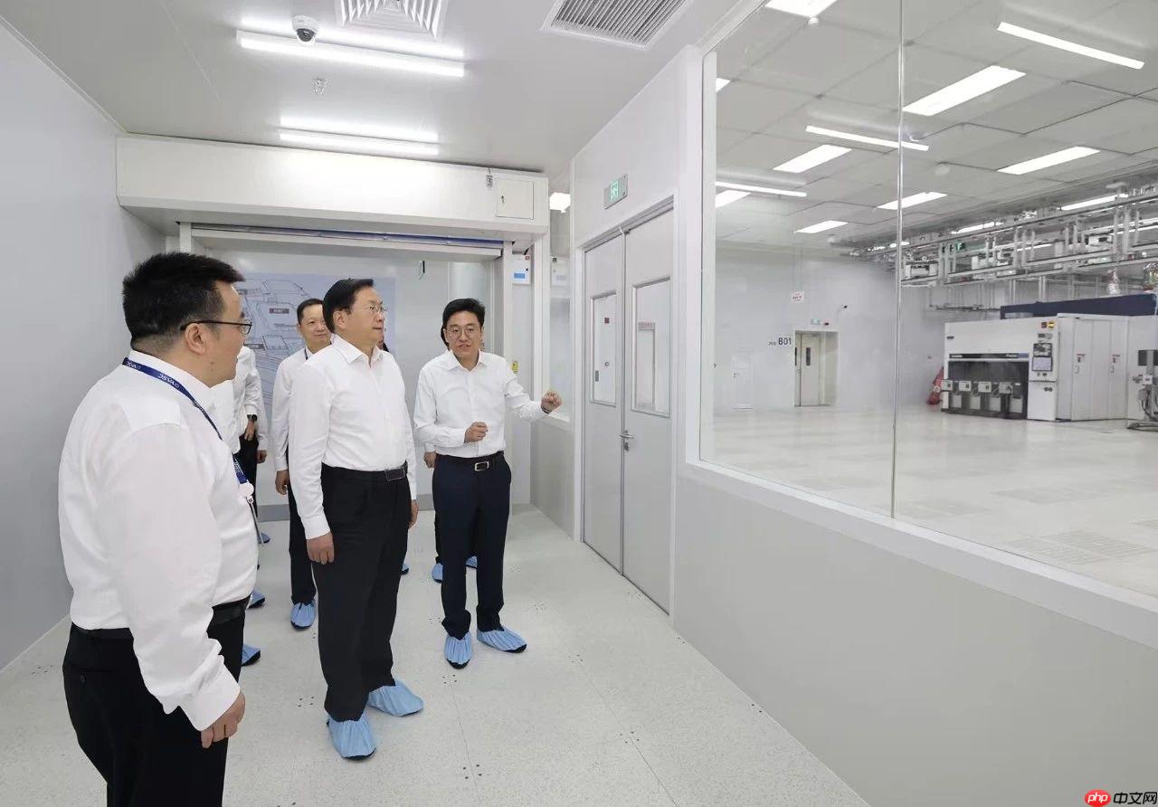 长飞先进武汉基地首片晶圆正式下线
