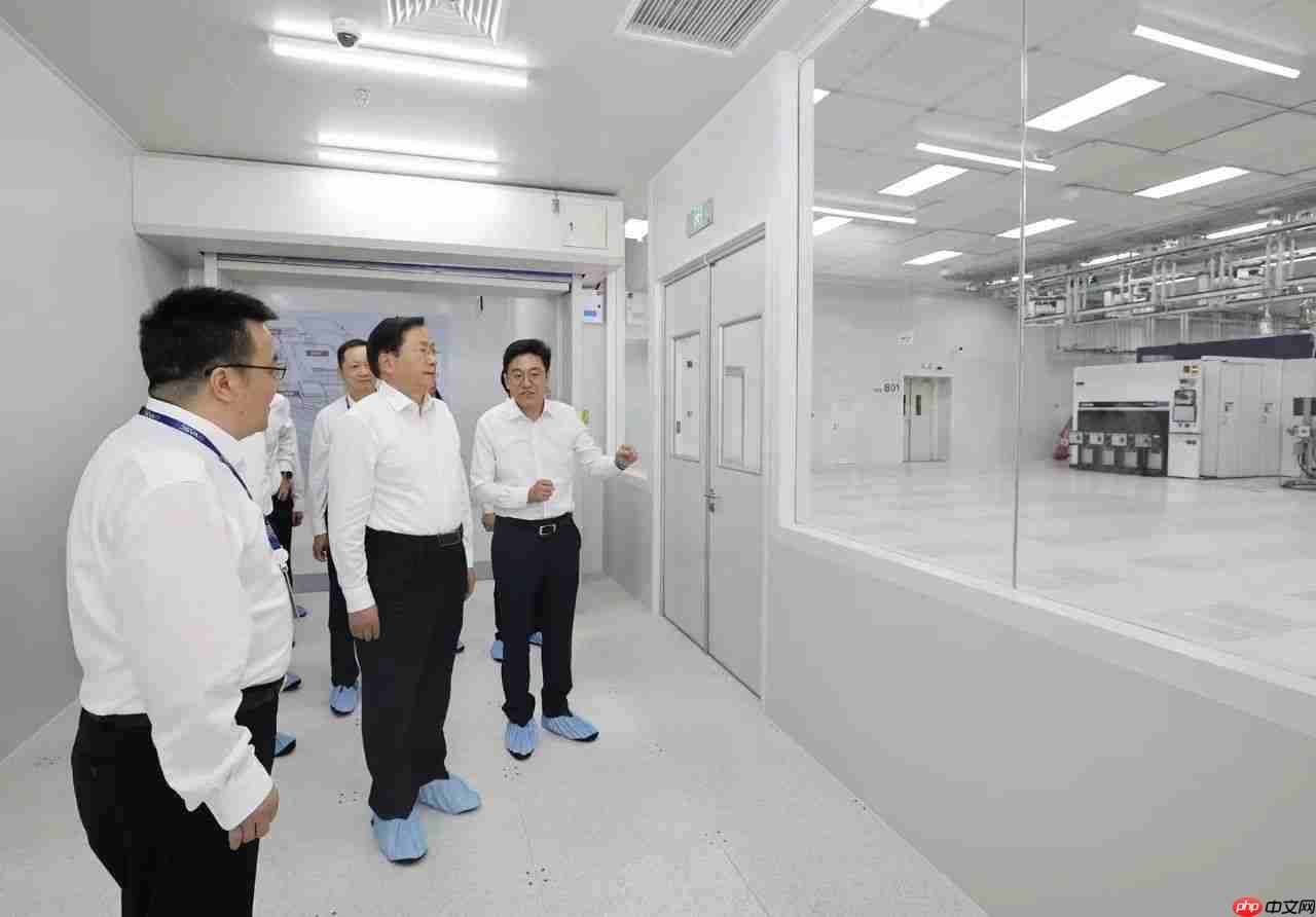 长飞先进武汉基地首片晶圆正式下线