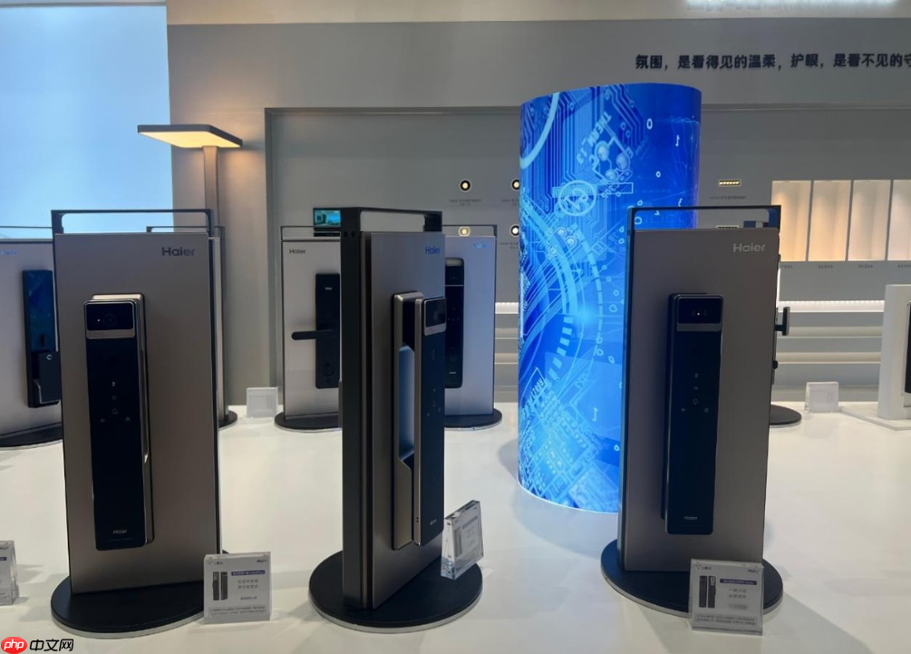 AI智能锁现双阵营:要么升级安防,要么做家庭智慧入口